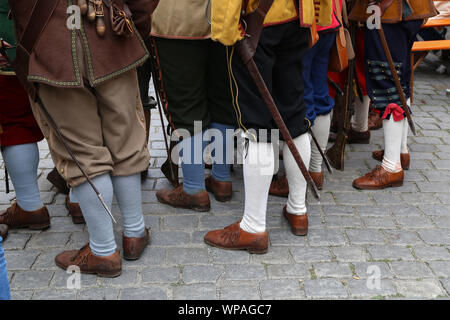 Reconstructeurs dans mousquetaires vêtements sur une maison de ville. Banque D'Images