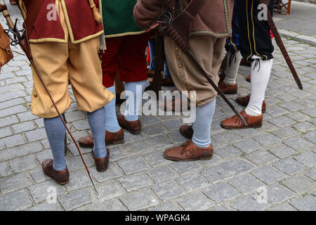 Reconstructeurs dans mousquetaires vêtements sur une maison de ville. Banque D'Images