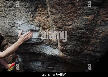 La tenue d'un mauvais grimpeur escalade bouldering wile tenir à Ténérife Banque D'Images