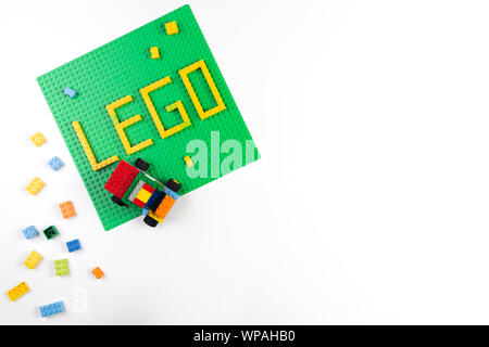 Vilnius, Lituanie - 17 août, 2019 : Word sur la plaque de base et vert LEGO Lego colorés sur fond blanc Banque D'Images
