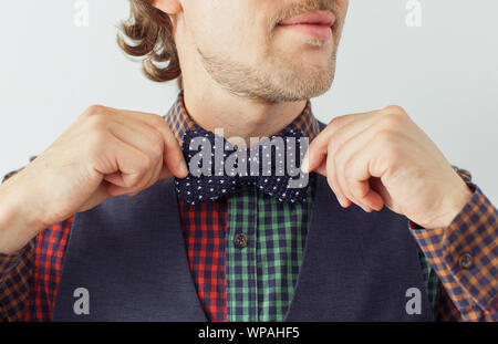 Homme avec barbe portant bowtie, style hippie Banque D'Images