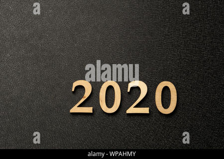 2020 Nouvelle année. Tableau noir, numéro 2020 en chiffres en bois, copy space Banque D'Images