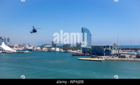 Barcelone, Espagne - 9 mai 2019 : hélicoptère touristique (broyeur) voler à travers la ville à Port Vell Banque D'Images
