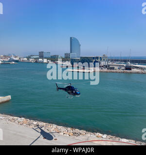 Barcelone, Espagne - 9 mai 2019 : hélicoptère touristique (broyeur) débarquement dans le Port Vell de la ville Banque D'Images