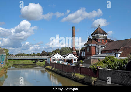 Vue paysage de Harveys Brewery bâtiments sur la rivière Ouse, dans la ville de Lewes East Sussex England UK KATHY DEWITT Banque D'Images