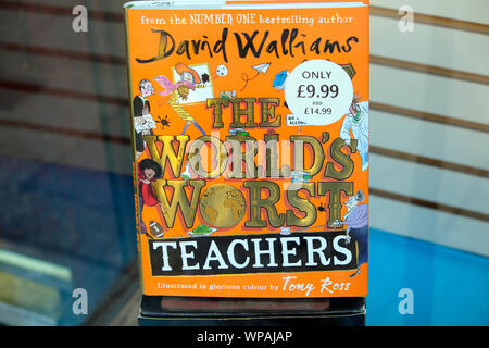 David Walliams couverture du livre la pire des enseignants pour la vente en librairie Waterstones fenêtre dans Londres Angleterre Grande-bretagne UK KATHY DEWITT Banque D'Images