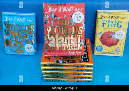 Auteur américain et du comédien David Walliams couvertures de livres à vendre à Waterstones vitrine London Angleterre Grande-bretagne UK KATHY DEWITT Banque D'Images