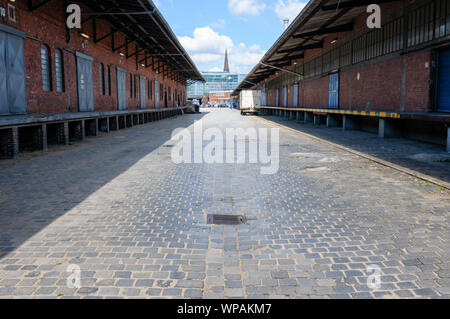 Hambourg, Allemagne - 28 juin 2015 : Oberhafenquartier, un ancien entrepôt et la borne de la gare. Foyer de jeunes futurs maintenant démarrer- créatif Banque D'Images