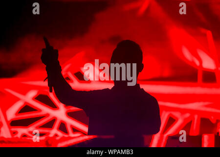 Silhouette de Dj avec les mains en jouant à des parties électroniques. Banque D'Images