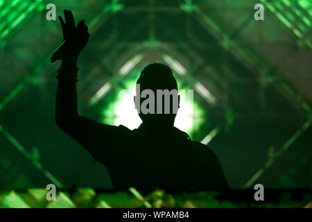 Silhouette de Dj avec les mains en jouant à des parties électroniques. Banque D'Images