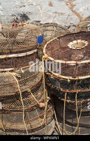 Pièges à poissons pour crevettes et crabes au port, île Symi Grèce, Europe. Banque D'Images