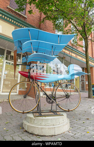 Les artistes de l'Ontario Orillia locaux ont été invités à créer des oeuvres d'art sur le thème des vélos pour être installé dans le centre-ville de la ville. Banque D'Images