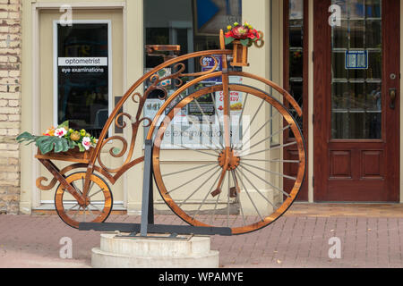 Les artistes de l'Ontario Orillia locaux ont été invités à créer des oeuvres d'art sur le thème des vélos pour être installé dans le centre-ville de la ville. Banque D'Images