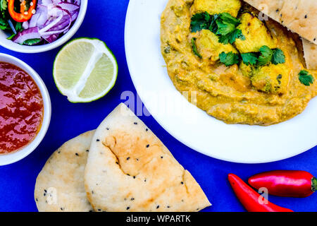 Poulet Korma curry indien traditionnel repas avec du pain naan Banque D'Images