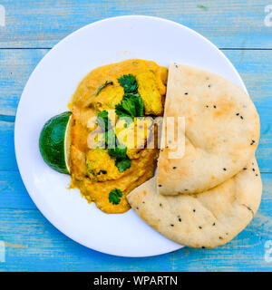 Poulet Korma curry indien traditionnel repas avec du pain naan Banque D'Images