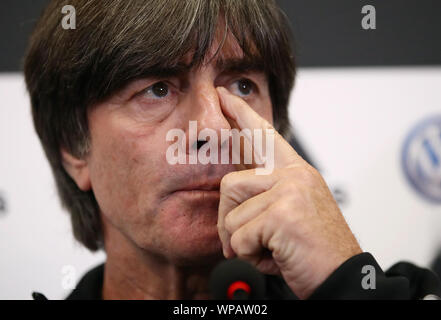 Belfast, Royaume-Uni. 05Th Sep 2019. Soccer : l'équipe nationale, conférence de presse l'Allemagne avant le championnat d'Irlande du Nord - Allemagne qualificatif à Windsor Park Stadium. L'entraîneur national Joachim Löw cherche dans le tour. Crédit : Christian Charisius/dpa/Alamy Live News Banque D'Images