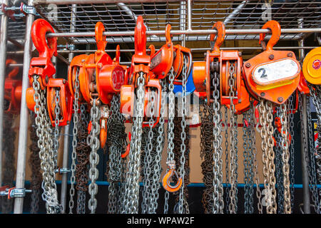 Plusieurs palans à chaîne accroché dans un rack prêt pour utilisation dans un environnement industriel, photo prise aux Pays-Bas Banque D'Images