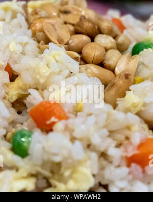 Style cantonais sauté végétarien avec des cacahuètes Banque D'Images