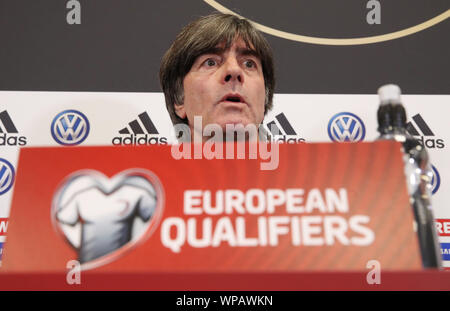 Belfast, Royaume-Uni. 05Th Sep 2019. Soccer : l'équipe nationale, conférence de presse l'Allemagne avant le championnat d'Irlande du Nord - Allemagne qualificatif à Windsor Park Stadium. L'entraîneur national Joachim Löw cherche dans le tour. Crédit : Christian Charisius/dpa/Alamy Live News Banque D'Images