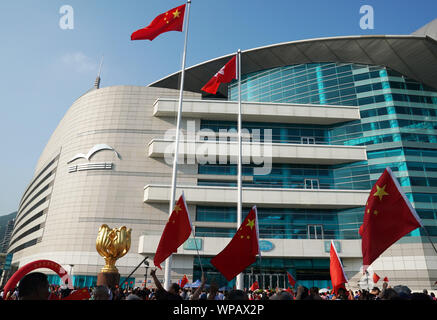 Hong Kong, Chine. Sep 8, 2019. Les gens assistent à une cérémonie de lever du drapeau national au Golden Bauhinia Square à Hong Kong, Chine du sud, le 8 septembre 2019. Crédit : Li Gang/Xinhua/Alamy Live News Banque D'Images