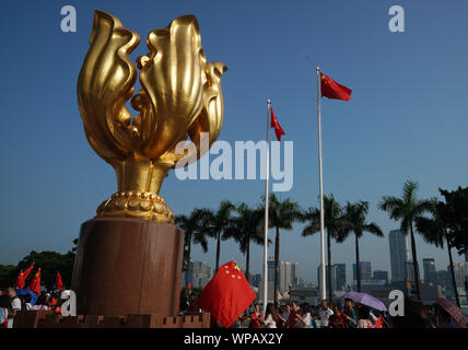 Hong Kong, Chine. Sep 8, 2019. Les gens assistent à une cérémonie de lever du drapeau national au Golden Bauhinia Square à Hong Kong, Chine du sud, le 8 septembre 2019. Crédit : Li Gang/Xinhua/Alamy Live News Banque D'Images