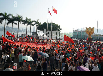 Hong Kong, Chine. Sep 8, 2019. Les gens assistent à une cérémonie de lever du drapeau national au Golden Bauhinia Square à Hong Kong, Chine du sud, le 8 septembre 2019. Crédit : Li Gang/Xinhua/Alamy Live News Banque D'Images