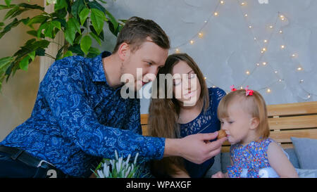 Heureux les jeunes parents et leur petite fille jouant togerher Banque D'Images