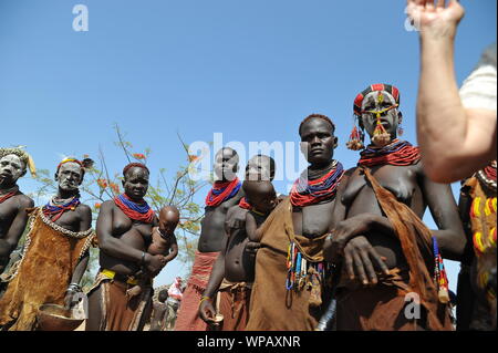 La tribu Karo dans la vallée de l'Omo au sud de l'Éthiopie Banque D'Images