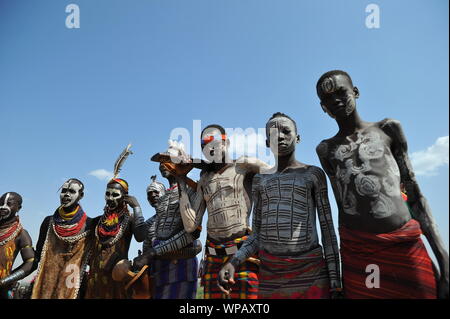 La tribu Karo dans la vallée de l'Omo au sud de l'Éthiopie Banque D'Images