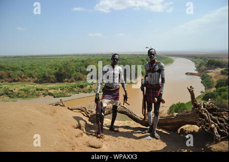 Deux garçons de la tribu Karo avec la rivière Omo Banque D'Images