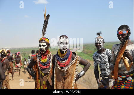 La tribu Karo dans la vallée de l'Omo au sud de l'Éthiopie Banque D'Images