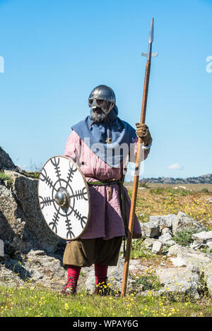 VIKING SUR LES ROCHERS avec des armures Banque D'Images