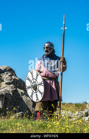 VIKING SUR LES ROCHERS avec des armures Banque D'Images