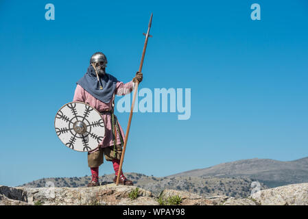 VIKING SUR LES ROCHERS avec des armures Banque D'Images