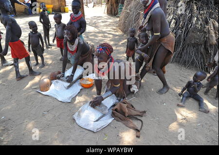 La tribu Karo dans la vallée de l'Omo au sud de l'Éthiopie Banque D'Images