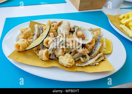 Plateau de poisson et fruits de mer frits dans l'île de Cres Valun Croatie avec petits poissons calamars crevettes et moules Banque D'Images