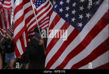 Hong Kong, Chine. Sep 8, 2019. Affichage des manifestants à l'extérieur des drapeaux américains US Consulat Général à Central, Hong Kong Island.Sept-8, 2019 Hong Kong.ZUMA/Liau Chung-ren Crédit : Liau Chung-ren/ZUMA/Alamy Fil Live News Banque D'Images