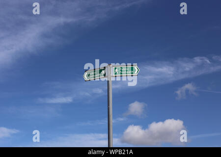 Les panneaux indiquant la direction de l'emprise des sentiers publics dans la campagne anglaise, ensemble contre le ciel bleu avec des nuages. Banque D'Images