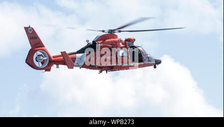 Océan Atlantique nord-Décembre 12, 2017 : La Garde côtière des États-Unis soulève un paramédic d'un navire au cours d'une évacuation médicale dans l'Atlantique Nord Banque D'Images