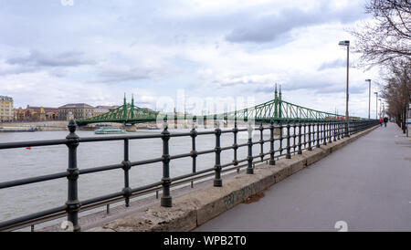 Budapest Hongrie 03 16 2019 Un navire passe sous le pont de la liberté à Budapest Banque D'Images