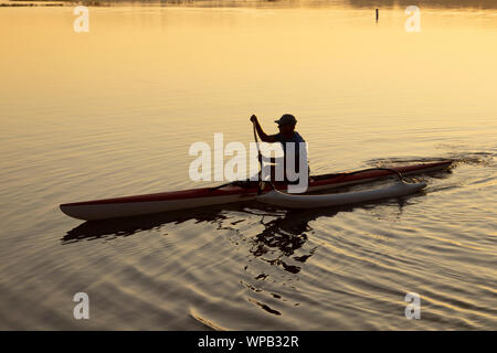 Une pagaie outrigger canoe dans un lac de la Floride. Banque D'Images