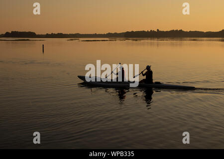 Une pagaie outrigger canoe dans un lac de la Floride. Banque D'Images