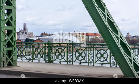 Budapest Hongrie 0316 2019 Détail du pont de la liberté à Budapest dans l'arrière-plan de la baleine(bâtiment) Bálna Hongrois Banque D'Images