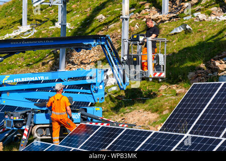 Neukirchen, Allemagne, 08/29/2019 : la préparation des travailleurs de la levée une cellule solaire à l'énergie solaire Système de montage de la construction. L'énergie verte. Banque D'Images