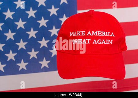 Casquette rouge Donald Trump MAGA et drapeau américain Stars & Stripes. Métaphore chapeaux de Maga, partisans de Trump, présidence Trump, élections américaines de 2024, Trump Amérique d'abord Banque D'Images