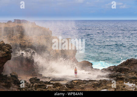 Les touristes à la recherche d'un trou à coup sur la côte de Maui, Hawaii, USA Banque D'Images