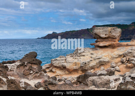 Rocher sur un bord de la falaise surplombant l'océan Pacifique, Maui, Hawaii, USA Banque D'Images