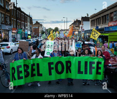 , Harringay Londres, Royaume-Uni. Sep 8, 2019. L'étape de la rébellion d'extinction une marche de protestation des chemins verts dans le nord de Londres. La marche a débuté à Turnpike Lane et finis à Manor House (c) Crédit : Paul Swinney/Alamy Live News Banque D'Images