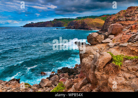 Rocher sur un bord de la falaise surplombant l'océan Pacifique, Maui, Hawaii, USA Banque D'Images