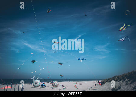 Photos prises de cerfs-volants colorés sur la main d'un festival de cerf-volant sur la plage de Buren sur l'île d'Ameland, Août 2019 Banque D'Images